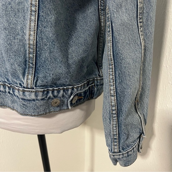 Old Navy Juniors Size Small Distressed Light Wash Trucker Jean Jacket EUC - Picture 5 of 8